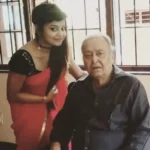 Dalia Ghosh with actor Soumitra Chatterjee during Kusumitar Gappo movie shooting