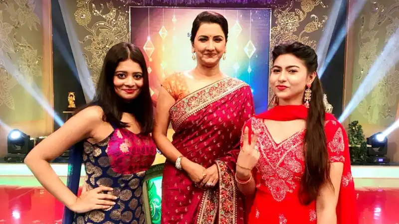 Maahi Kar and her co-actor at the stage of Didi No 1 with the host Rachana Banerjee.